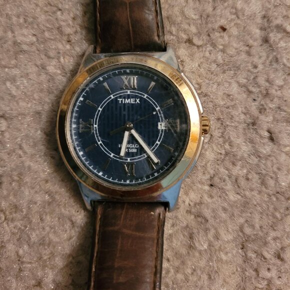 Timex watch with Indiglo backlight in great condition with brown leather band - Picture 1 of 3
